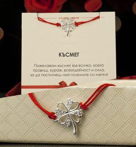 Гривна с червен конец и сребърна детелина