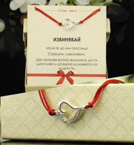Гривна с червен конец и сребърен елемент сърце с циркони